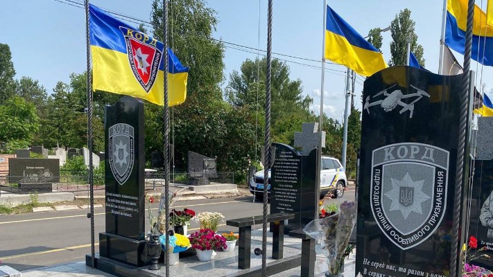 Ганьба на цвинтарі: чоловік знущався над могилами захисників — реакція поліції не забарилася!