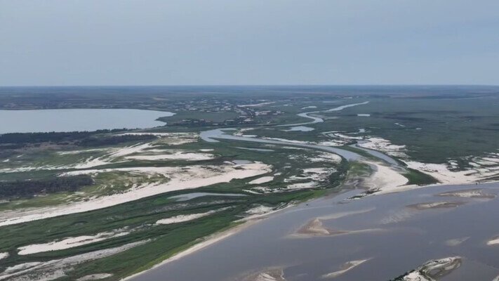 Поодинокі озерця і зарості: як виглядає Каховське водосховище через два роки після підриву ТЕС