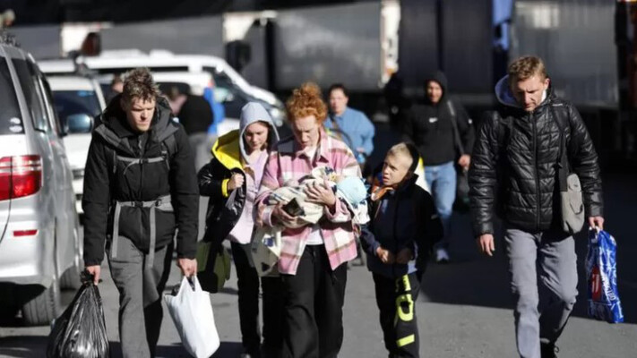 ЄК запропонувала продовжити тимчасовий захист українських біженців до 2027 року