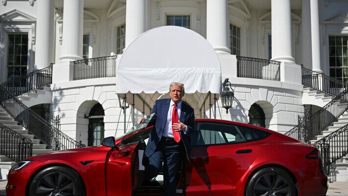 Трамп розглядає можливість позбутися своєї червоної Tesla