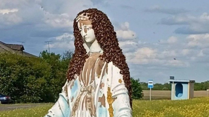 Бджоли зробили хустку на фігурі Діви Марії