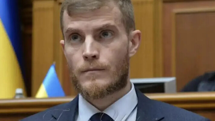 Дружина парламентаря Хлапука переїхала до Британії, проте продовжує отримувати виплати з України