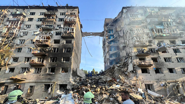 У Києві зруйновано цілий під’їзд, палають житлові будинки внаслідок нічного обстрілу росіян
