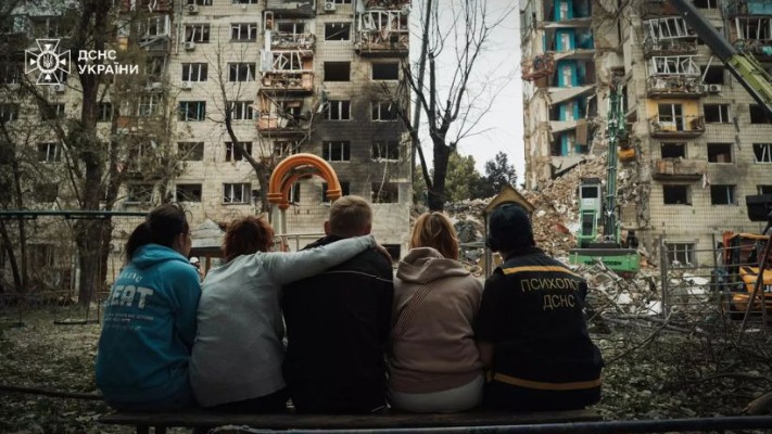 Уламки, кров і тиша: Київ лічить мертвих і сподівається на диво