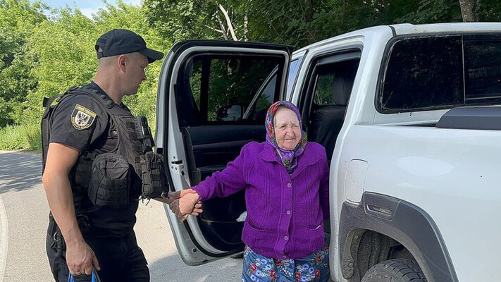 З обстрілюваного прикордонного села на Новгород-Сіверщині евакуювали трьох жінок + Відео