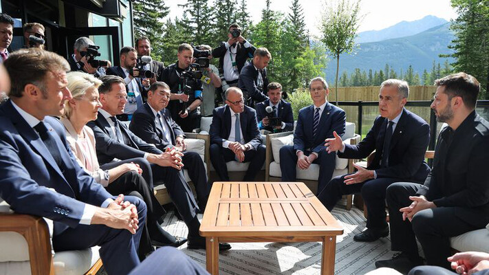 Макрон не реагує на критику Трампа на саміті G7, зосереджуючись на глобальних ініціативах, – Bloomberg