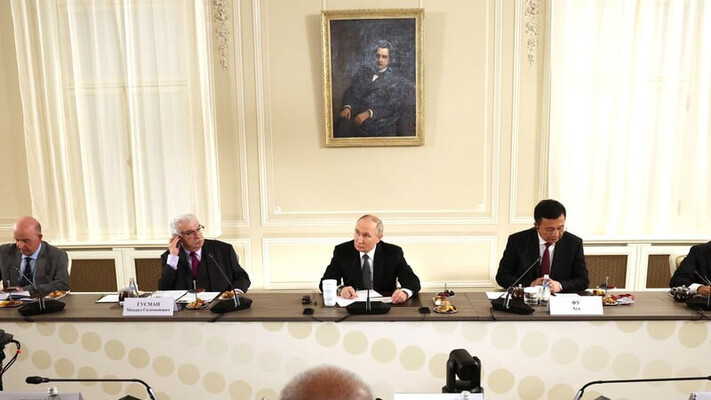 Нісенітниця. Путін розповів, як вимагав сервітуту для проходу у Крим і як Трамп уміє рахувати. Головні заяви