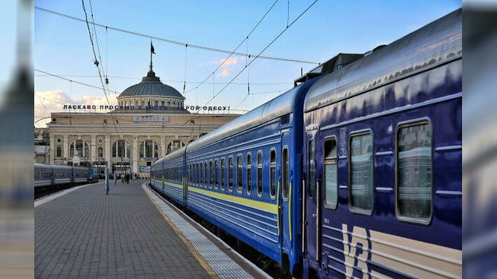 Ворожі безпілотники пошкодили залізницю Одеського вокзалу