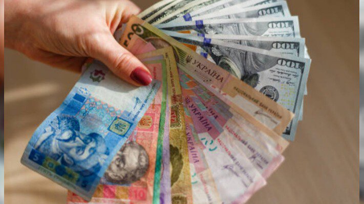 Українці масово переходять на готівку? Правда про фінансову паніку