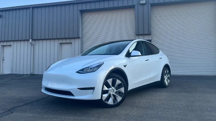 Tesla здійснила першу в історії повністю автономну доставку автомобіля