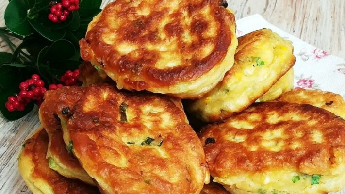 Пиріжки з цибулею і яйцем