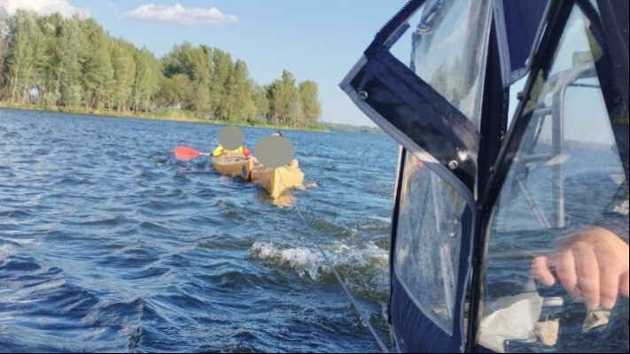 Водний патруль врятував жінку з дітьми, яких віднесло вітром на байдарках