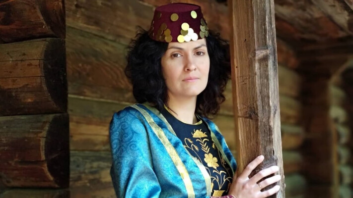 «Працюю кримською татаркою». З юристки – в майстрині кримськотатарської вишивки: історія Ельміри Катакі