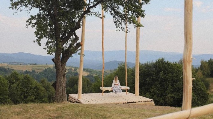 На Свалявщині встановили найвищу в Україні дерев’яну гойдалку