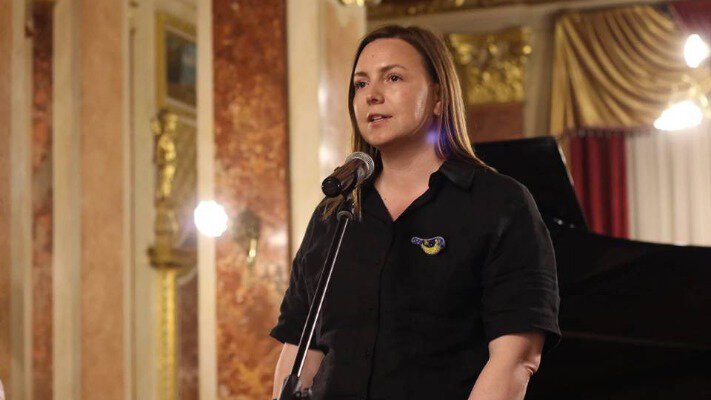 Хто з чиновників отримує зарплату більше 100 тис грн