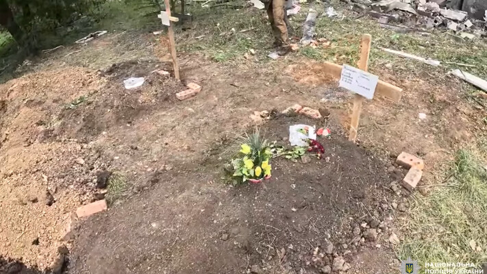 Могили у дворах багатоповерхівок: Із розбитого Покровська евакуювали тих, кому вдалося вижити