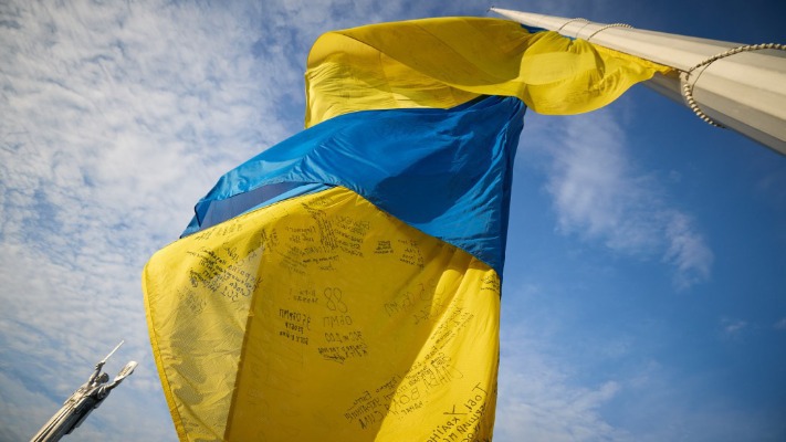 Ганебний конфлікт у Чернівцях: Державний прапор України на землі та бійка при церкві (відео)