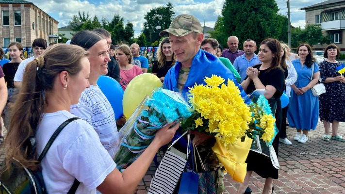 Близькі зустріли Героя, який повернувся з російського полону