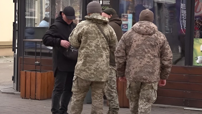 На Хмельниччині засудили чоловіка за «злив» інформації про пересування військовослужбовців ТЦК