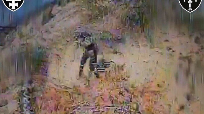 Оператор дрона-камікадзе влучає в окупанта, який виліз із укриття: Тут кумулятивно-осколочний 1,2 кілограма. Думаю йому п#зда. ВIДЕО