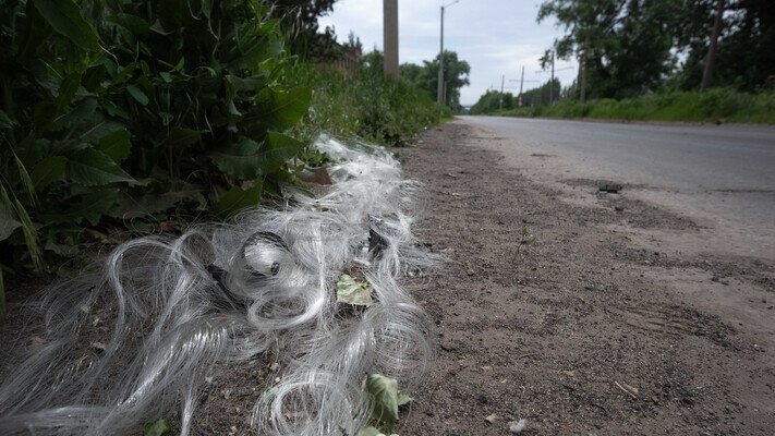 Дерева і стовпи блищать: 93 омбр показала, як росіяни атакують Костянтинівку дронами на оптоволокні. ВІДЕО