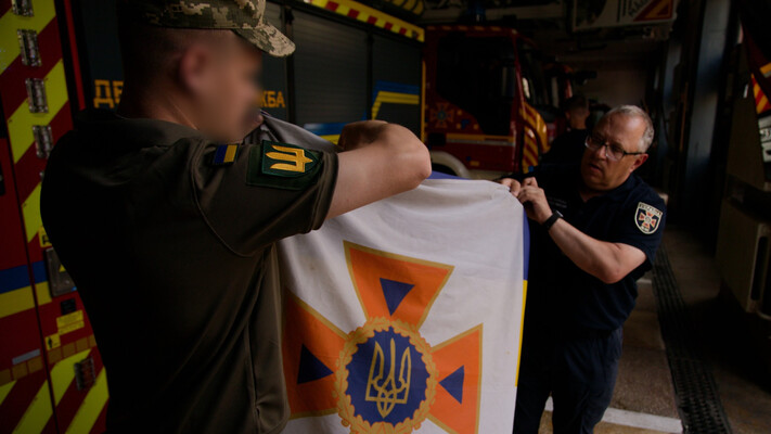 Державний прапор ДСНС, що дочекався повернення: розвідник ГУР МО передав рятувальникам українську реліквію з Донеччини