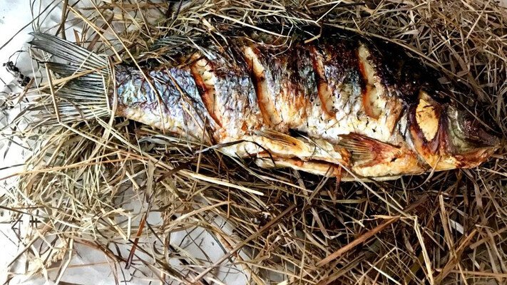 Старовинний рецепт печеної риби на соломі