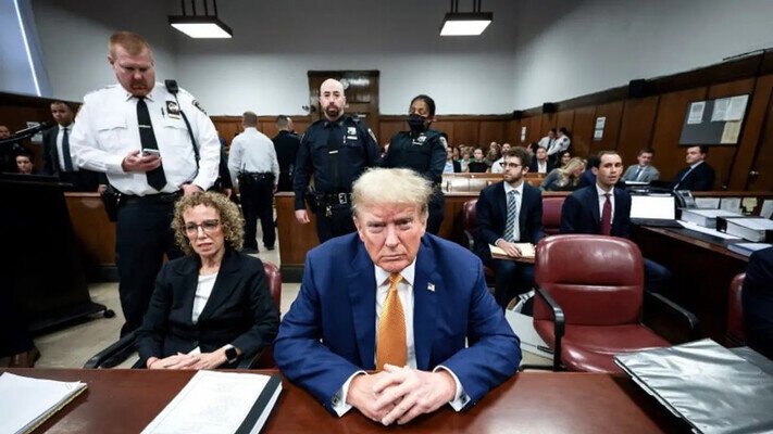Трамп погрожує судом WSJ через публікацію про еротичний подарунок Епштейну