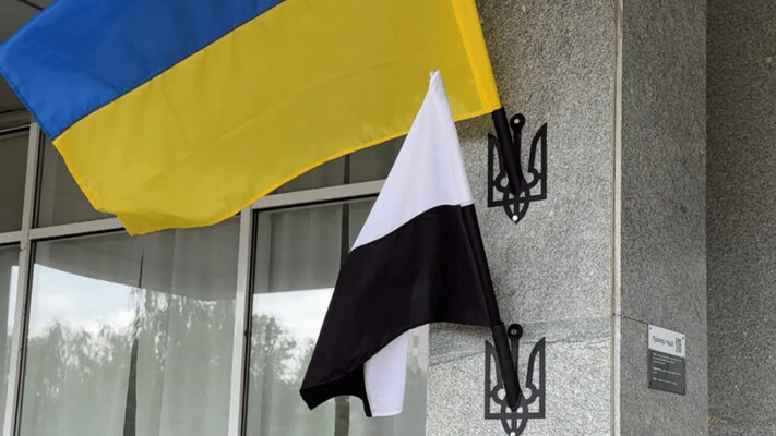 В Україні піднімають біло-чорні прапори: що це означає 