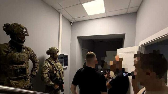 У детективів НАБУ проводять обшуки через підозру у зв'язках із рф