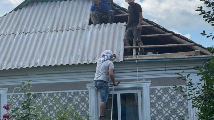 Без жертв, але з руйнуваннями: на Хмельниччині ліквідовують наслідки російського обстрілу