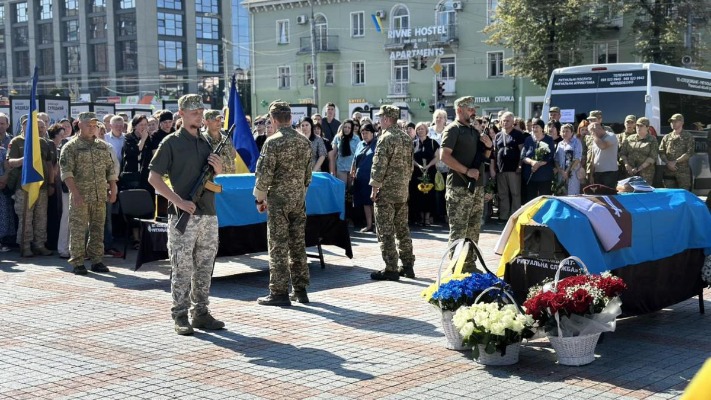 Віддали життя за Україну: українці попрощалися з двома Героями