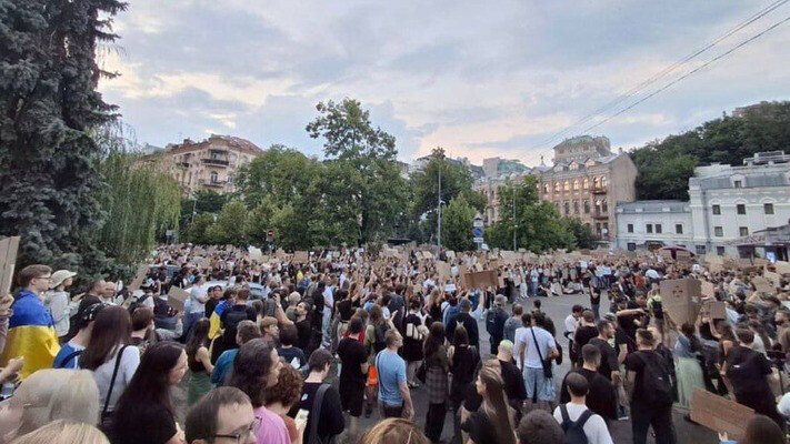 Росія розпочала масштабну інформаційну операцію проти України на тлі “антикорупційних протестів”, – СЗРУ