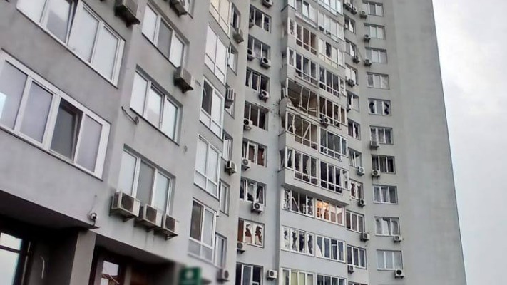 Весь під'їзд був у крові: мешканці постраждалої багатоповерхівки у Києві розповіли про нічну атаку