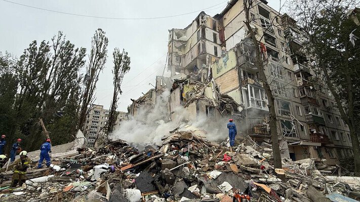 У Києві зруйновано під’їзд житлового будинку: наслідки нічного обстрілу
