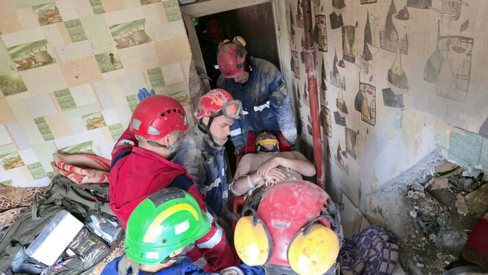 Рятувальники дістали живого чоловіка з-під завалів зруйнованого будинку у Києві (фото)