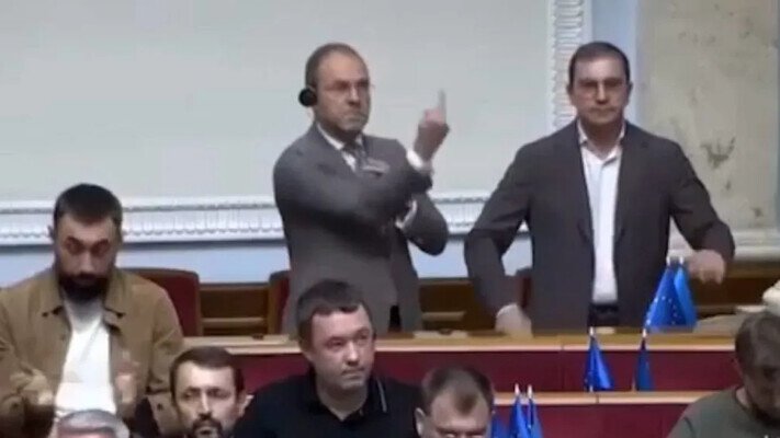 Нардеп Власенко зізнався, кому показав фак у Верховній Раді