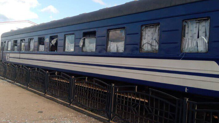 Росіяни запустили безпілотники по вокзалу в Сумах: пошкоджено потяг