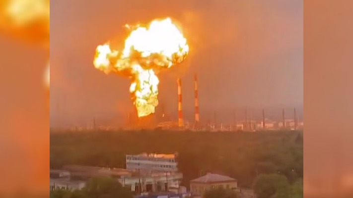 Масована атака дронів на Росію: вибухи, пожежі й зупинка аеропортів
