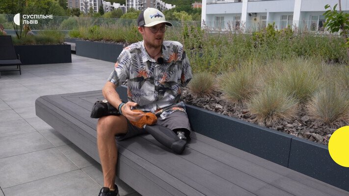 Втратив руку й ногу внаслідок удару російського дрона: у Львові проходить реабілітацію британський волонтер Едвард Скотт