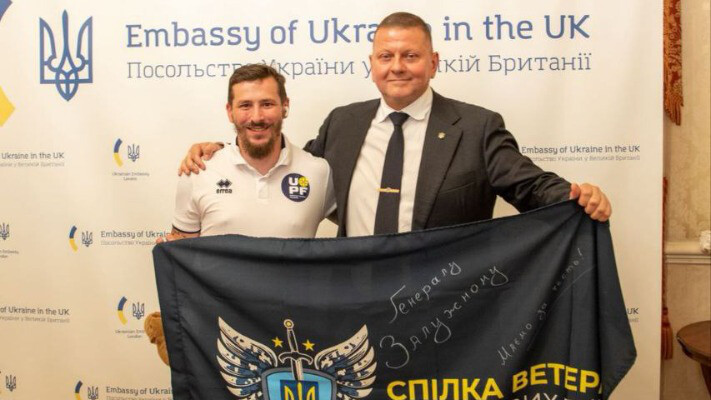 Генералу Валерію Залужному подарували прапор від спілки ветеранів штурмових дій з підписами франківських ветеранів