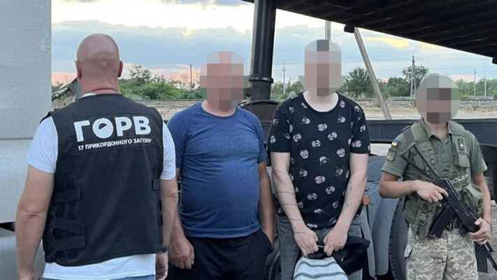 Запоріжця витягнули зі схованці під фурою: він намагався нелегально втікти до Румунії (відео)