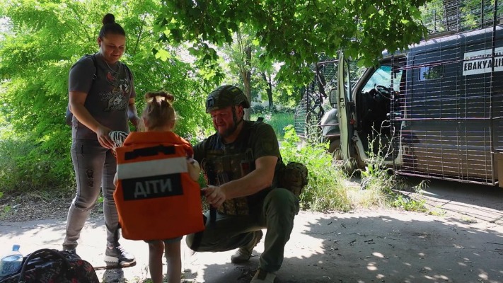 Донбас не прощається. Україна евакуює дітей із Донецької області та готується до оборони