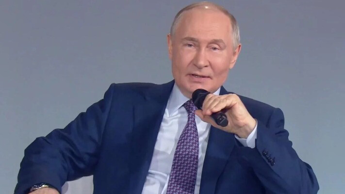 Недолугому путіну приходиться токмачити, що переговори про мир не повинні готуватися і відбуватися пд вибухами бомб, ракет і шахедів