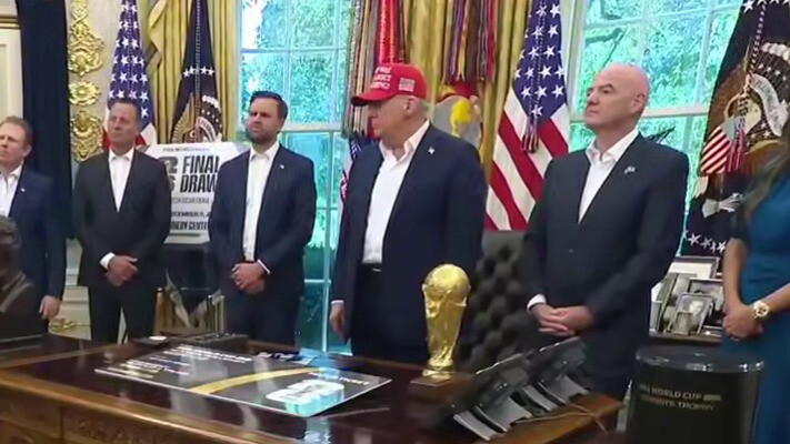 Трамп сказав, що незадоволений ударом РФ по заводу США в Мукачеве. І – похвалився фото з Путіним (ВІДЕО)