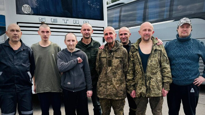 Святковий обмін: до України повернулись військові та вісім цивільних, серед яких колишній мер Херсона