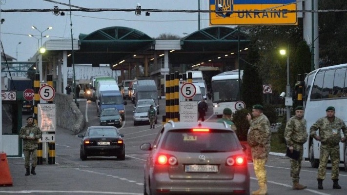 Виїзд чоловіків 18-22 років за кордон: що потрібно знати? Роз'яснення від МВС