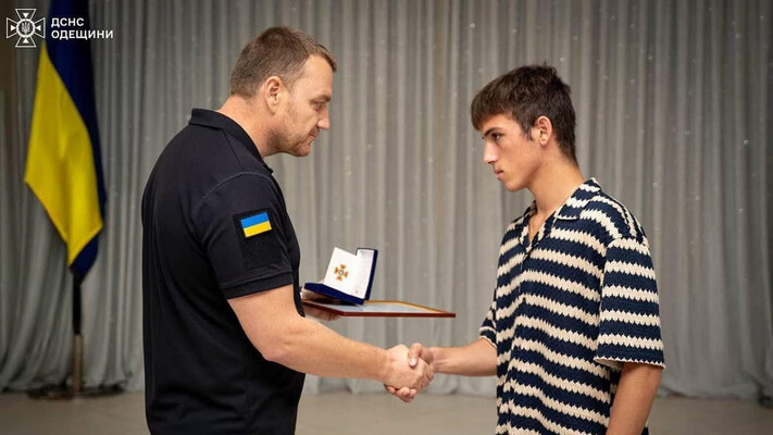 Юний герой Одещини: підліток, який врятував друга після удару по ліцею, отримав нагороду від рятувальників