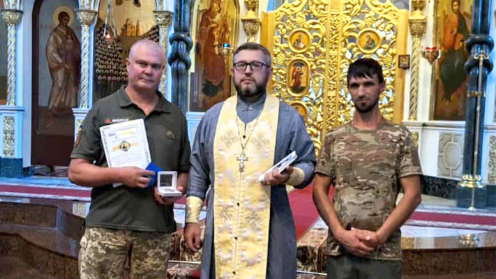 Бойового медика зі Звенигородщини відзначили церковною нагородою