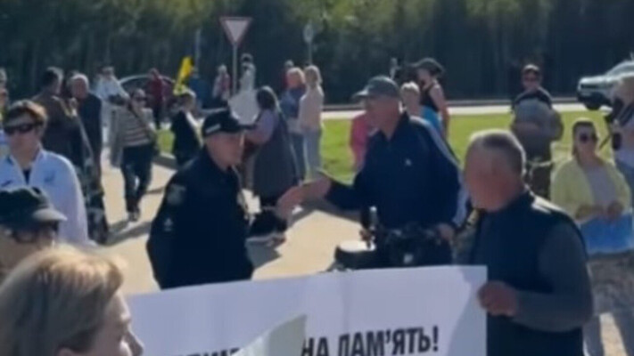 Під час відкриття військового меморіального кладовища у Київській області люди вийшли на протест